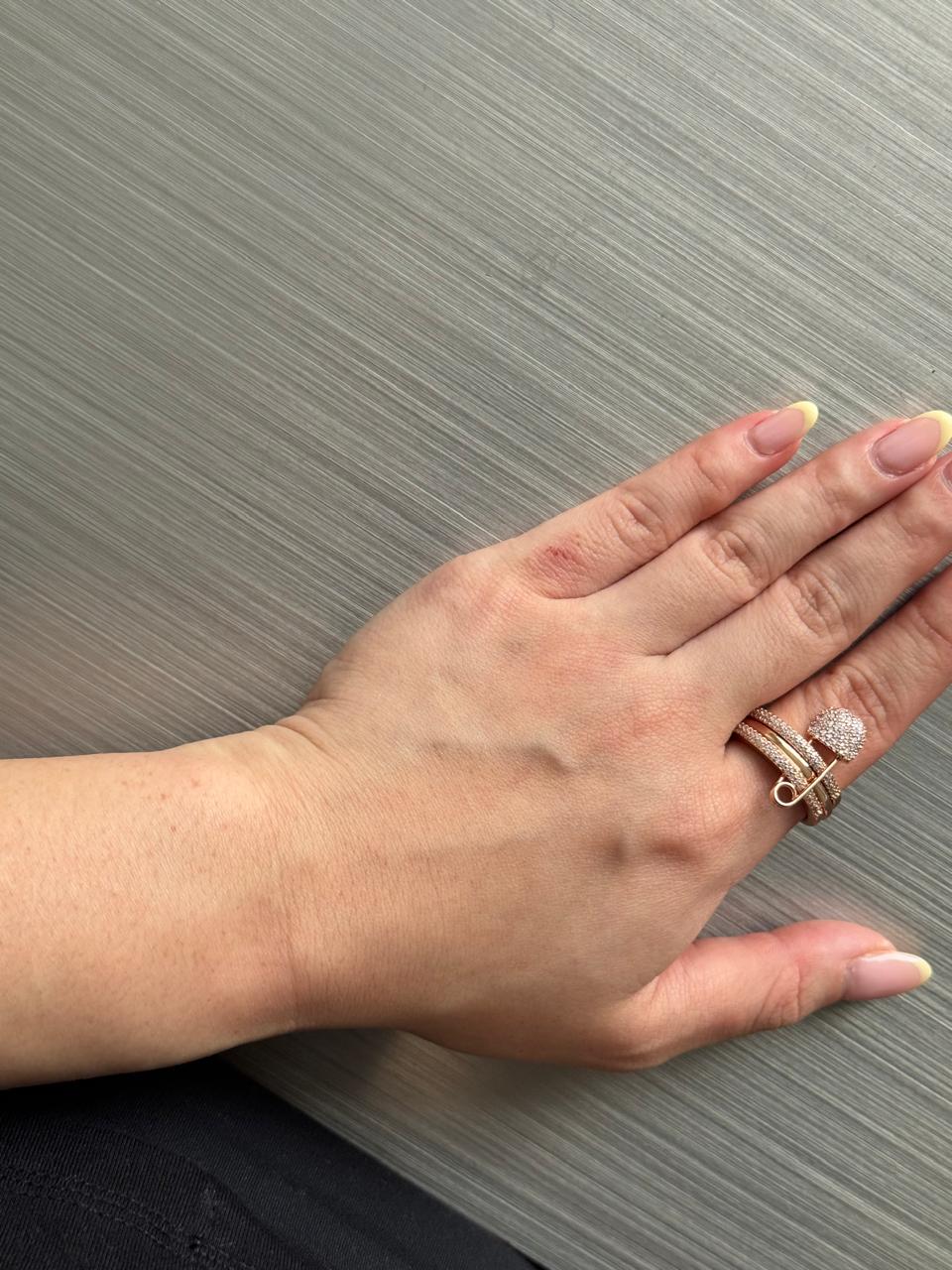APM Ring - Monaco safety pin ring in rose gold, detail shot