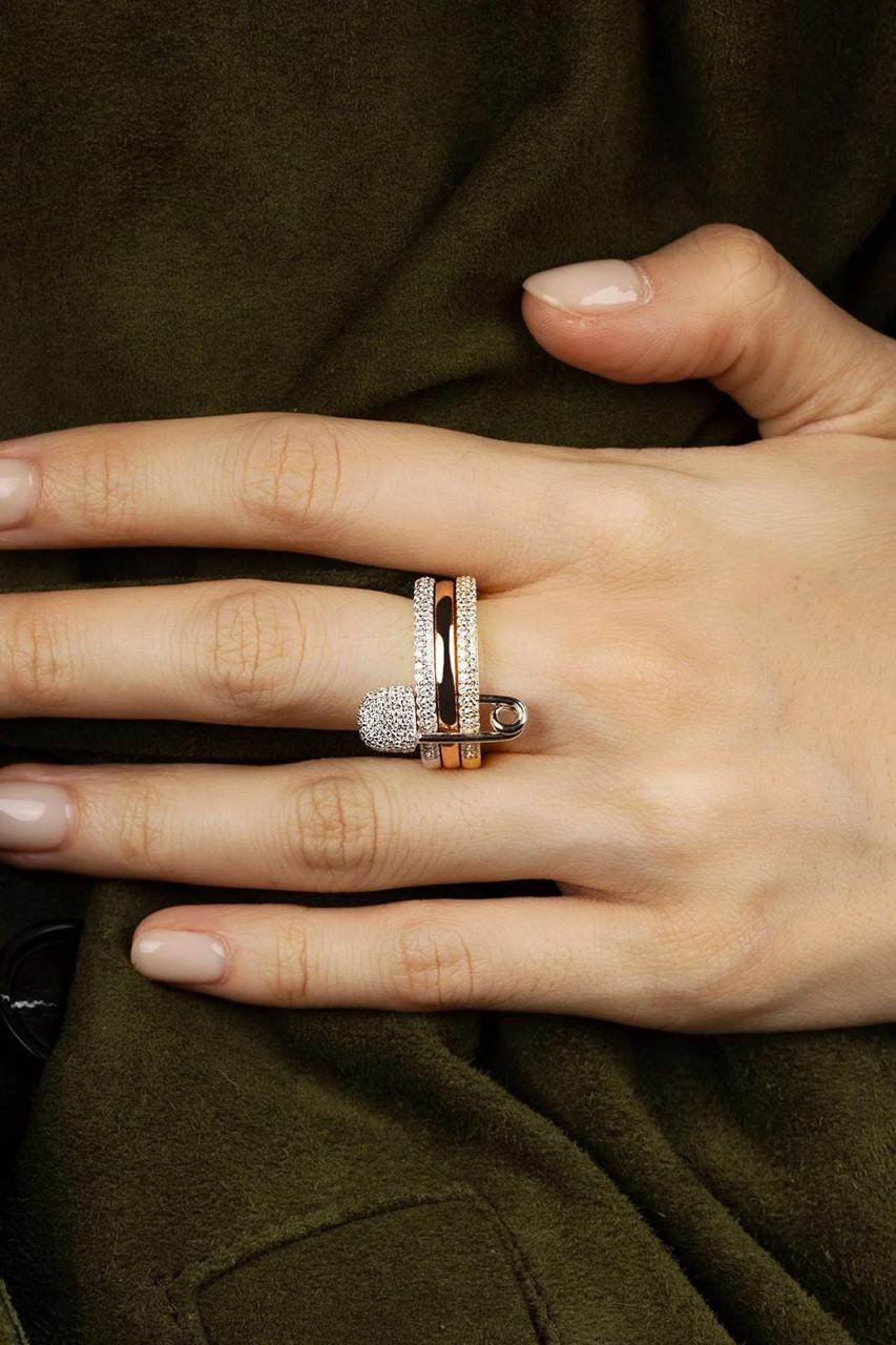APM Ring - Monaco safety pin ring in tricolor, close-up on hand